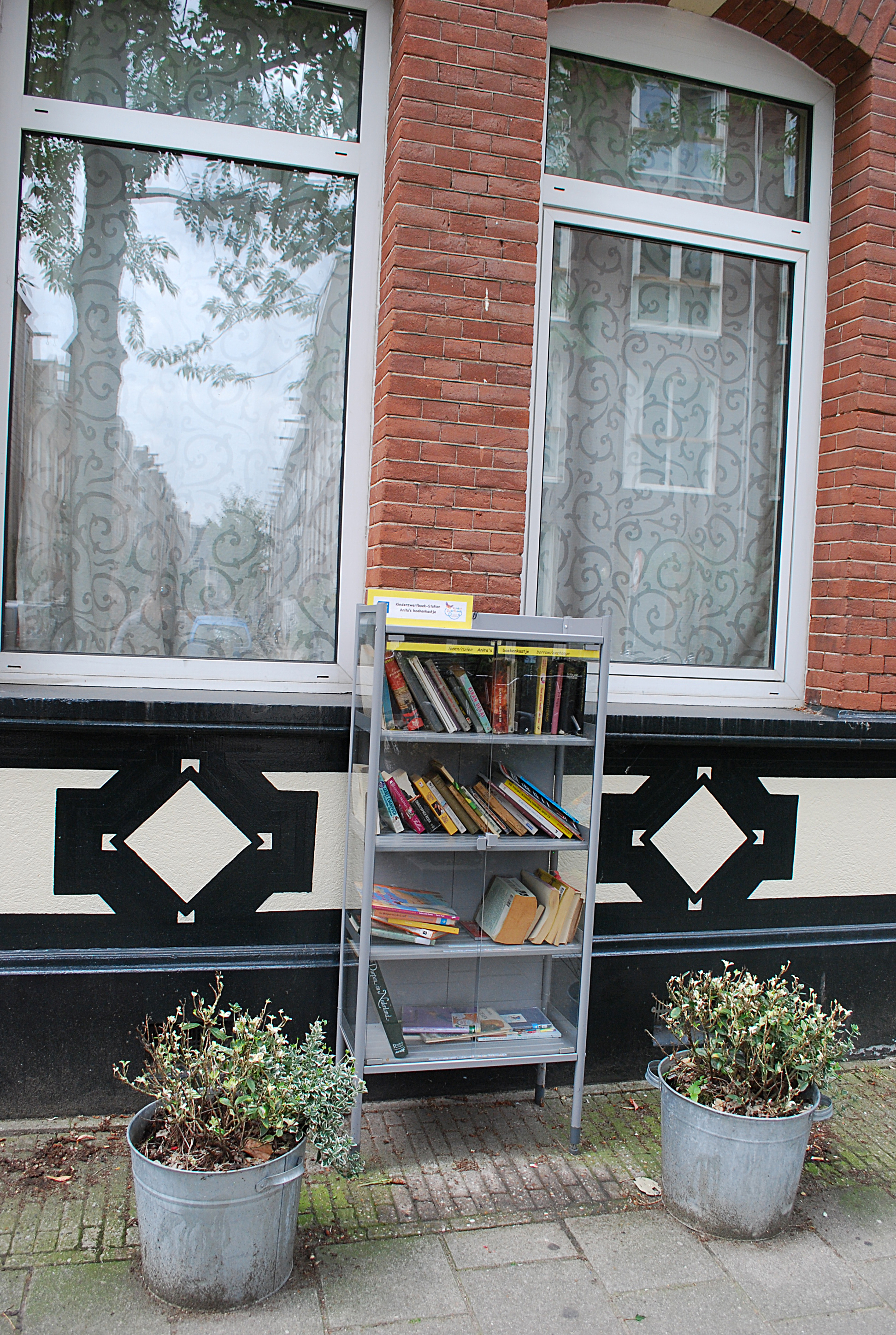 Boekenkastje Tweede Sweelinckstraat 10-hs